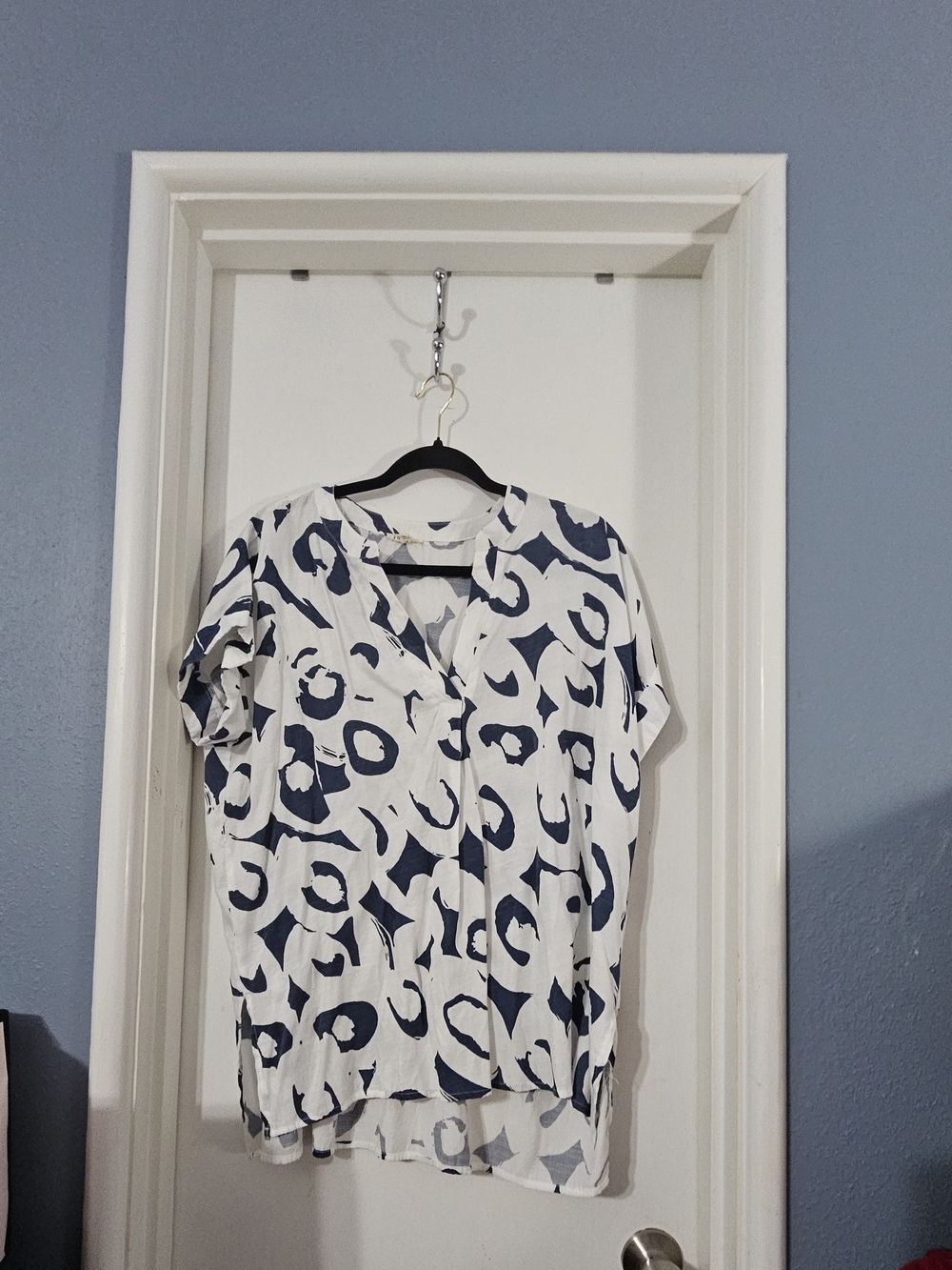 JODIFL White Short-Sleeve V-Neck Blouse with Navy Abstract Print